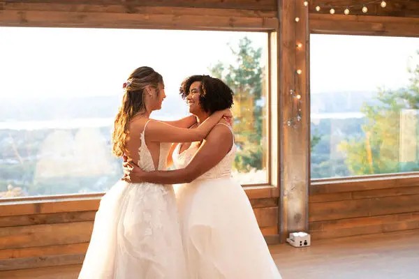 Photo of the Jennifer & Izabella